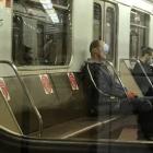 Прикрепленное изображение: Мужик с маской на глазах в метро.jpg